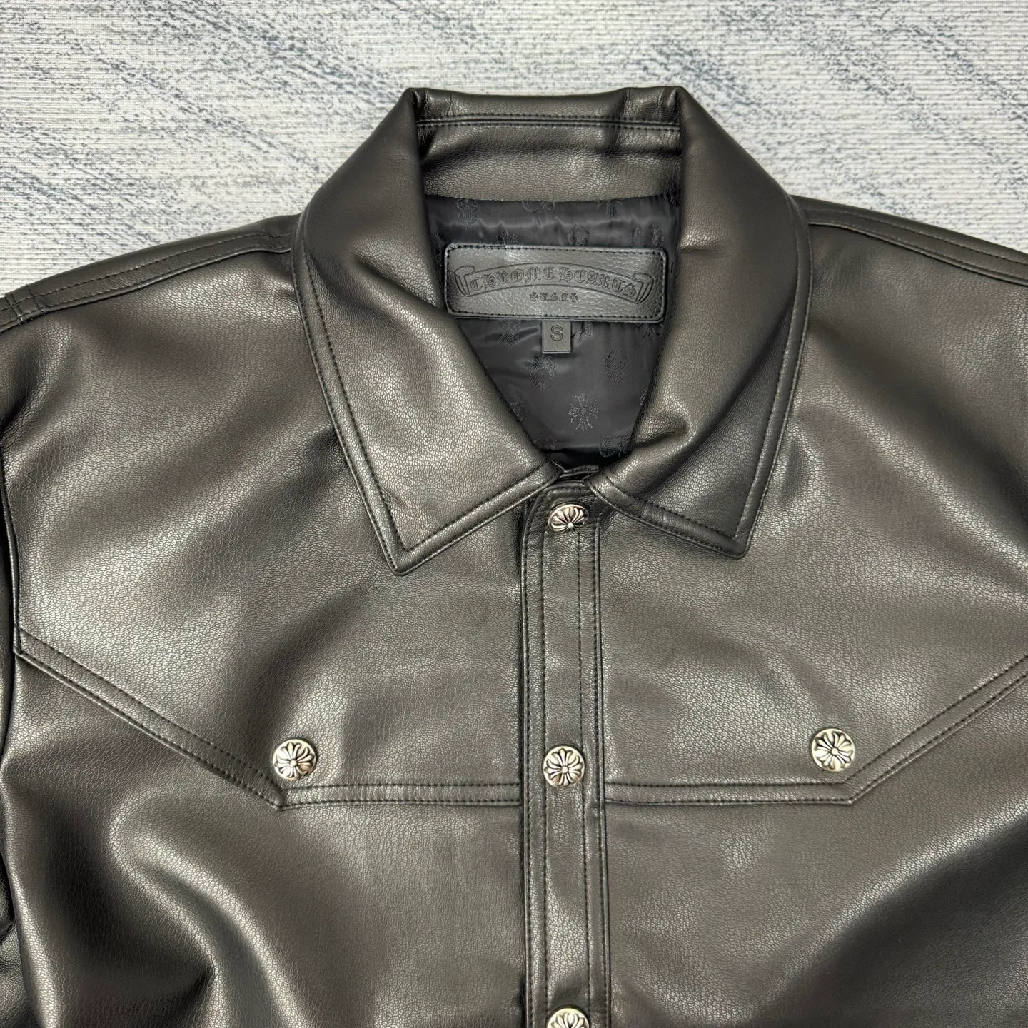 P850 Chrome Heart 24SS CH double-sleeved flame vine embroidered leather jacket Size: S/M/L Originally purchased for 84,300, the fabric is custom-woven using black pebbled composite two-layer sheepskin material, custom-made silk jacquard logo lining, embroidery is processed using TAJIMA machine, appliqué embroidery technology, back imported template machine shape, customized genuine leather trademark, customized genuine leather size, customized 5.8cm metal logo mark, customized 18mm four-button buckle, customized 18mm two-button button, a full set of three-label accessories, exclusively produced.